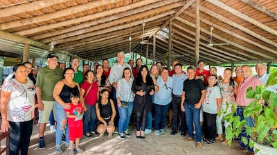 Arnoldo Wiens (c) presentó la precandidatura de Fátima Ayala (centro, saco negro) a la intendencia de Areguá.