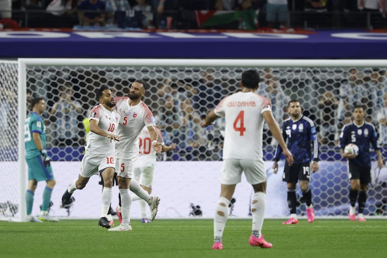 Mousa Altamari (i) de Jordania celebra un gol este sábado, durante un partido del grupo F del Mundial de la FIFA 2026 entre Jordania y Argentina en el estadio AT&T Stadium en Dallas.