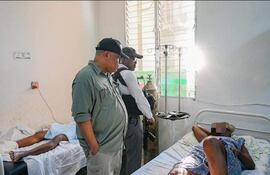 Fotografía cedida por la oficina del Primer Ministro que muestra al primer ministro Garry Conille (c) durante una visita al hospital Saint-Nicolas, este viernes en Saint-Marc (Haití). El Gobierno haitiano está en alerta este viernes, movilizando estructuras estatales.