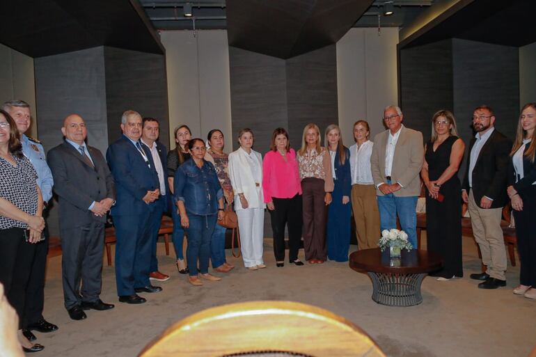 Ministra de Seguridad Argentina Patricia Bullrich en conferencia de prensa en Paraguay con familiares de víctimas del EPP.