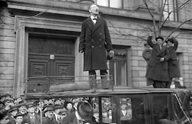 Karl Liebknecht habla frente al Ministerio del Interior en una manifestación, Berlín, 4 de enero de 1919. Fotografía de Willy Römer.