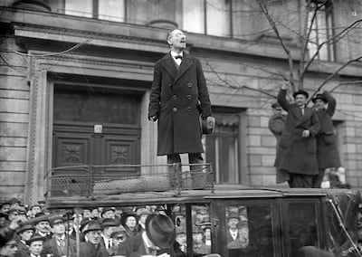 Karl Liebknecht habla frente al Ministerio del Interior en una manifestación, Berlín, 4 de enero de 1919. Fotografía de Willy Römer.