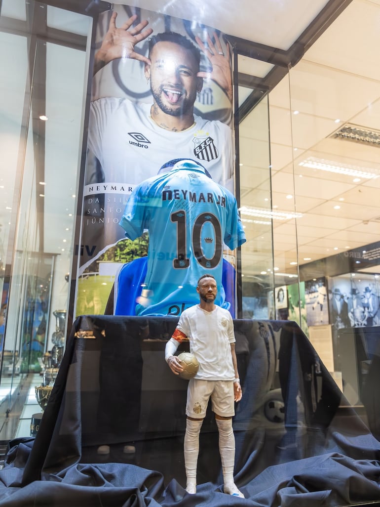 La estatua de Neymar en un espacio especial del Santos FC de Brasil. (Instagram/Neymar)