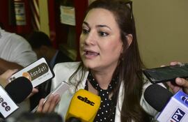 La líder de bancada, Rocío Abed, hablando hoy tras reunirse con sus colegas cartistas.