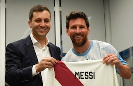 En un día histórico y acompañado por el Presidente de River Plate, Stefano Di Carlo, Lionel Messi recibió el carnet que lo distingue como Socio Honorario del Club, una placa conmemorativa y la camiseta con su nombre.
