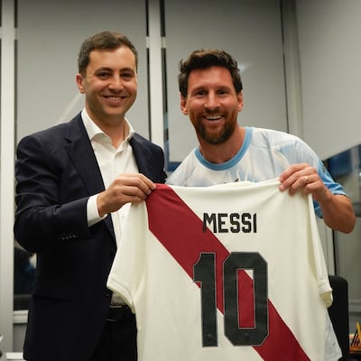 En un día histórico y acompañado por el Presidente de River Plate, Stefano Di Carlo, Lionel Messi recibió el carnet que lo distingue como Socio Honorario del Club, una placa conmemorativa y la camiseta con su nombre.