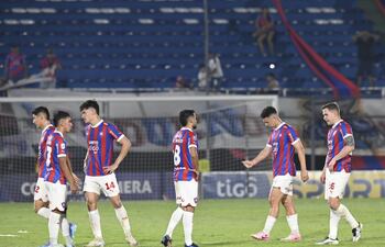 Los jugadores de Cerro Porteño lamentan la derrota con Guaraní por la fecha 20 del torneo Clausura 2024 del fútbol paraguayo en el estadio Defensores del Chaco, en Asunción.
