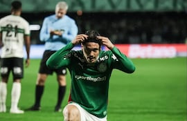 El volante ofensivo paraguayo, Maurício Magalhães Prado festeja uno de los dos tantos que anotó para el triunfo de Palmeiras sobre Coritiba.