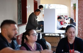 Una persona vota durante la jornada de elecciones primarias en Asunción (Paraguay). EFE/ Juan Pablo Pino.