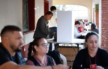 Junio, 2026. Una persona emite su voto durante las internas municipales.