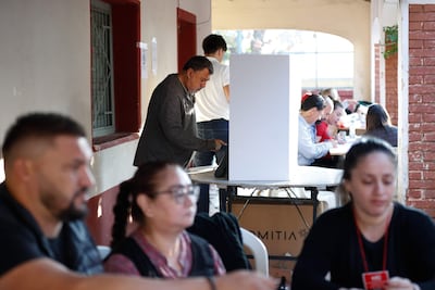 Una persona vota durante la jornada de elecciones primarias en Asunción (Paraguay). EFE/ Juan Pablo Pino.