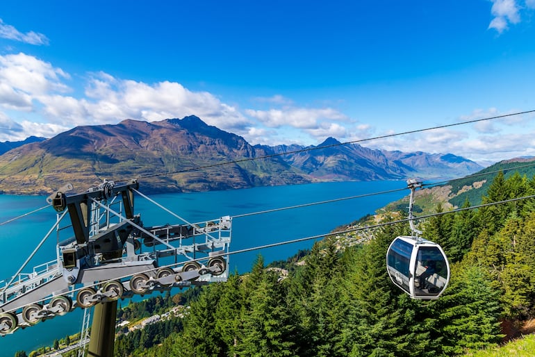 Skyline de la ciudad de Queenstown por el lago Wakatipu, Isla del Sur Nueva Zelanda.