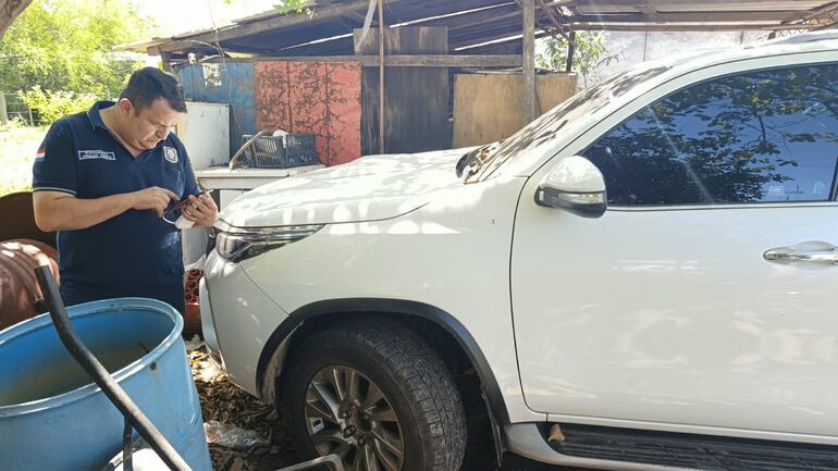 El jefe de departamento Control de Automotores Arnaldo Acosta verifica el vehículo recuperado.