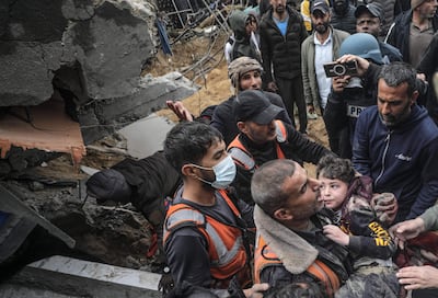 Un niño es rescatado de entre los escombros de una casa destruida en un ataque aéreo israelí, este jueves en Deir Al Balah, en el sur de la Franja de Gaza.