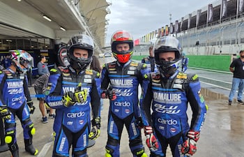 Pedro Valiente (izquierda), Hassen David (centro) y Fabrizio Almirón, durante las prácticas libres hoy en Yamaha bLU cRU.