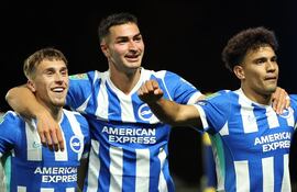 El paraguayo Diego Gómez (d), futbolista del Brighton, celebra un gol en el partido frente a Oxford United por la Segunda Ronda de la Copa de la Liga en el Kassam Stadium, en Inglaterra.