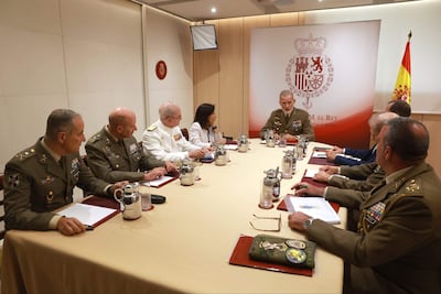 El rey de España se reunió este lunes con la ministra de Defensa española, Margarita Robles, y altos mandos militares para analizar la situación de la ciudad norteafricana de Ceuta. EFE/ Casa Real.