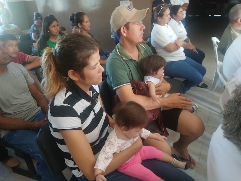 Varios padres de familia llevaron a sus hijos al puesto sanitario, para que reciban la vacuna.