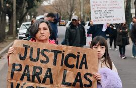 Fotografía del 31 de julio de 2025 de una mujer sosteniendo un cartel durante una manifestación frente al Hospital Italiano de La Plata, en La Plata (Argentina).
