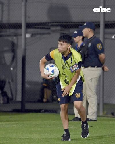 Tobías Flores, el pasapelotas inteligente, facilitador de goles del Sportivo Luqueño.