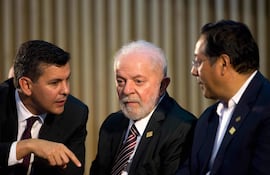 El Presidente de Paraguay, Santiago Peña (L), el Presidente de Brasil, Luis Inácio Lula da Silva (C), y el Presidente de Bolivia, Luis Arce, conversan durante una ceremonia de anuncios de inversiones en Brasil, Paraguay y Bolivia en el segundo día de la cumbre del Mercosur en Río de Janeiro días pasados. Foto: archivo de ABC Color.