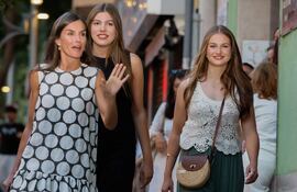 La reina Letizia junto a la infanta y la princesa Leonor caminando por las calles de Palma de Mallorca (Baleares).