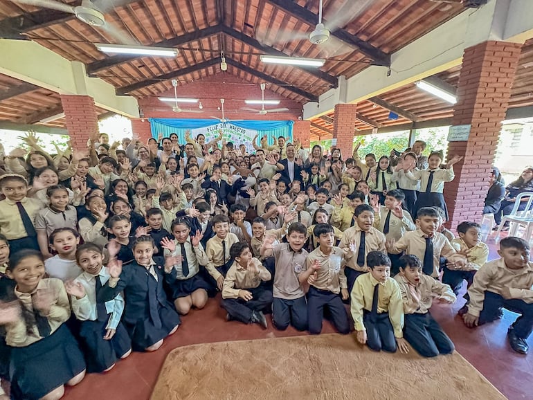 Alumnos de la escuela Enrique Solano López de Coronel Oviedo durante el lanzamiento del concurso “Los cuentos del Aguara’i”.