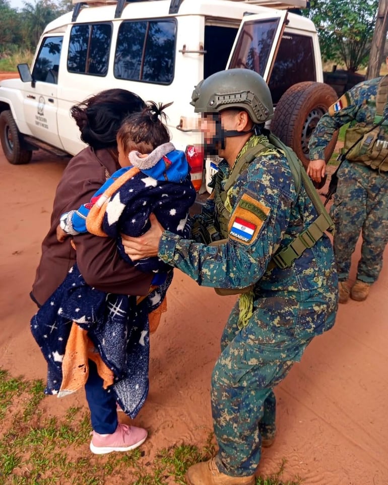 En la jornada del 12 de agosto, enfermeros de combate de la Sub Área de Pacificación Nº 6 realizaron una evacuación médica desde el distrito de Nueva Germania a una paciente de un año de edad, perteneciente a la comunidad indígena Yvamindy, quien presentaba dificultades respiratorias agudas.  Fuente: CODI-FTC/facebook