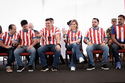 El presidente de la República, Santiago Peña, vestido con la remera de la selección nacional.