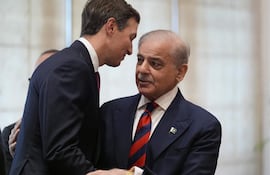 El primer ministro de Pakistán, Shehbaz Sharif (d) y el enviado especial de Estados Unidos, Jared Kushner during their meeting amid the US-Iran peace talks in Islamabad on April 11, 2026. American and Iranian officials were holding face-to-face talks in Pakistan on April 11, the most significant since the 1979 Islamic revolution as the foes try to end a war that plunged the Middle East into violence and rocked the world economy. (Photo by Jacquelyn Martin / POOL / AFP)