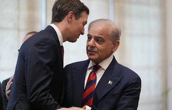 El primer ministro de Pakistán, Shehbaz Sharif (d) y el enviado especial de Estados Unidos, Jared Kushner during their meeting amid the US-Iran peace talks in Islamabad on April 11, 2026. American and Iranian officials were holding face-to-face talks in Pakistan on April 11, the most significant since the 1979 Islamic revolution as the foes try to end a war that plunged the Middle East into violence and rocked the world economy. (Photo by Jacquelyn Martin / POOL / AFP)
