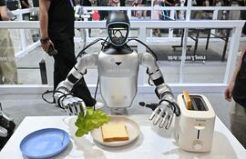 Un robot humanoide de Unitree prepara un sándwich durante la Conferencia Mundial de Robótica 2026, en Pekín, el 19 de agosto de 2026.