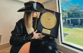 Marilina Bogado posando con su primer disco de oro.