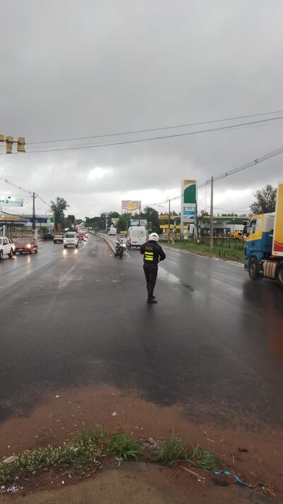 La Patrulla Caminera se encuentra en las calles ayudando a los conductores, en un operativo especial teniendo en cuenta las lluvias en distintos puntos del país.