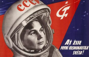 Valentina Tereshkova, la primera mujer en el espacio y cosmonauta pionera, en un póster soviético conmemorando su histórico vuelo Vostok 6. Su audacia inspiró a una nación y al mundo