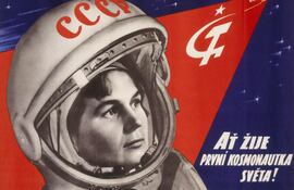 Valentina Tereshkova, la primera mujer en el espacio y cosmonauta pionera, en un póster soviético conmemorando su histórico vuelo Vostok 6. Su audacia inspiró a una nación y al mundo
