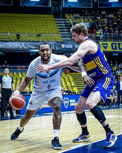 Nicholas Banyard de San José no pudo reprisar su buena actuación en los aros como en el juego contra Brasilia. Ganó Boca Juniors este sábado por 94-77.