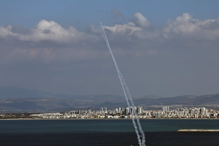 Intercepción de un misil iraní por parte de la Cúpula de Hierro sobre la Bahía de Haifa, Israel, este domingo.