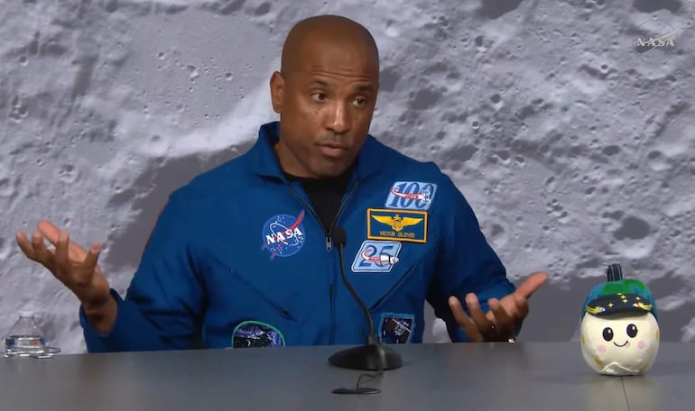 Captura de video tomada de una transmisión de la NASA del piloto de la misión Artemis II, Victor Glover, durante una rueda de prensa este jueves, desde Houston (EE.UU.). 