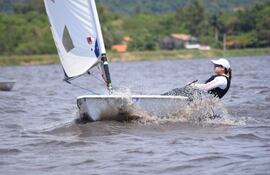 Rubhy Mendoza en la segunda fecha del Ranking de Optimist e ILCA, en Ypacaraí.