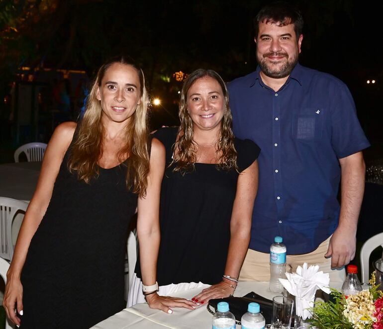 Valeria Jou, Lorena Jou y Lucas Couchonnal.