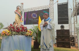 Al término de la procesión náutica la Virgen Nuestra Señora de la Asunción fue ubicada en la plazoleta de la Playa la Rotonda donde el obispo Valenzuela realizó una oración con los visitantes.
