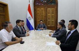 El canciller nacional, Rubén Ramirez, en reunión con representantes de la Comisión de la Hidrovía, con participacion de referentes de Cafym y de ANNP, entre otros.