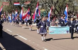 Cada año los jóvenes del distrito de Altos se lucen con el tradicional desfile.