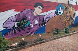 Mural de arquero con camiseta morada y león rugiendo en fondo de los colores de la bandera paraguaya.