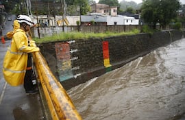 La Dirección General de Protección Civil de El Salvador declaró este domingo alerta roja en todo el país por las fuertes lluvias registradas en las últimas 72 horas y por las altas probabilidades de inundaciones urbanas y desbordamiento de ríos.