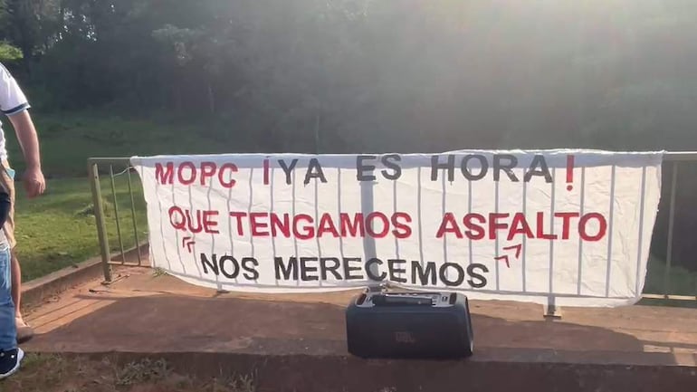 Habitantes de Dr. Bottrell exigen al MOPC la construcción de caminos asfaltados tras años de espera.