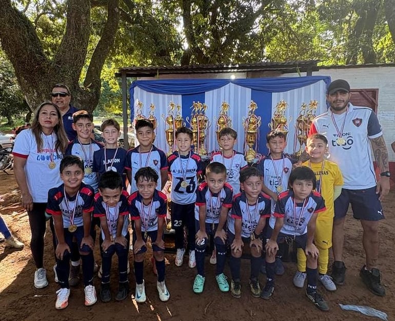 Una galería de trofeos conquistados por la C17 de Cerro Porteño sede Ypané durante la presente temporada.
