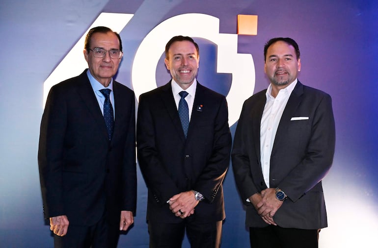 Sergio Pérez y José Flecha acompañados de un cliente de la empresa.