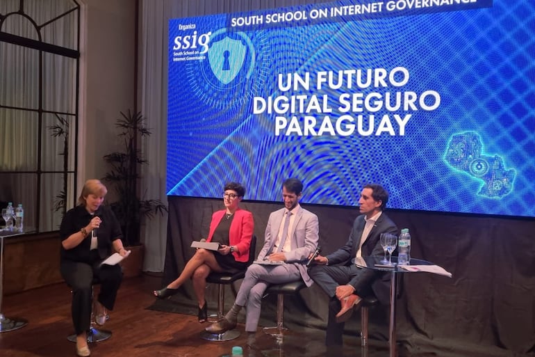 Olga Cavalli, directora de la South School on Internet Governance (SSIG), Carina Birarda (Ciso Securinate Tech Solutions), Francisco Casaccia (Conatel) y Alfredo Vitas (Technology & Strategic Engagement Manager), durante el evento.